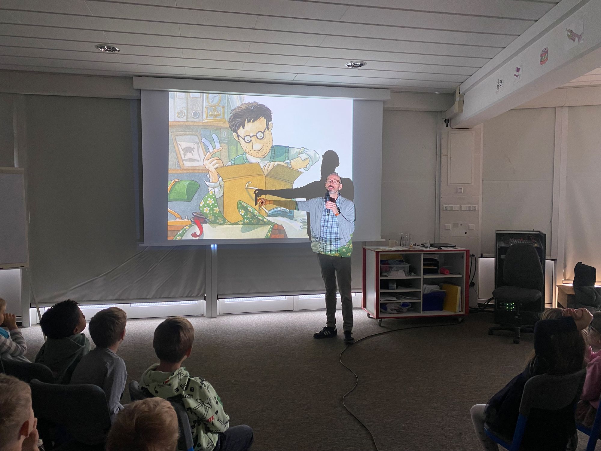 Autor Alexander Steffensmeier besucht mit „Lieselotte“ die AKS
- Bild 01