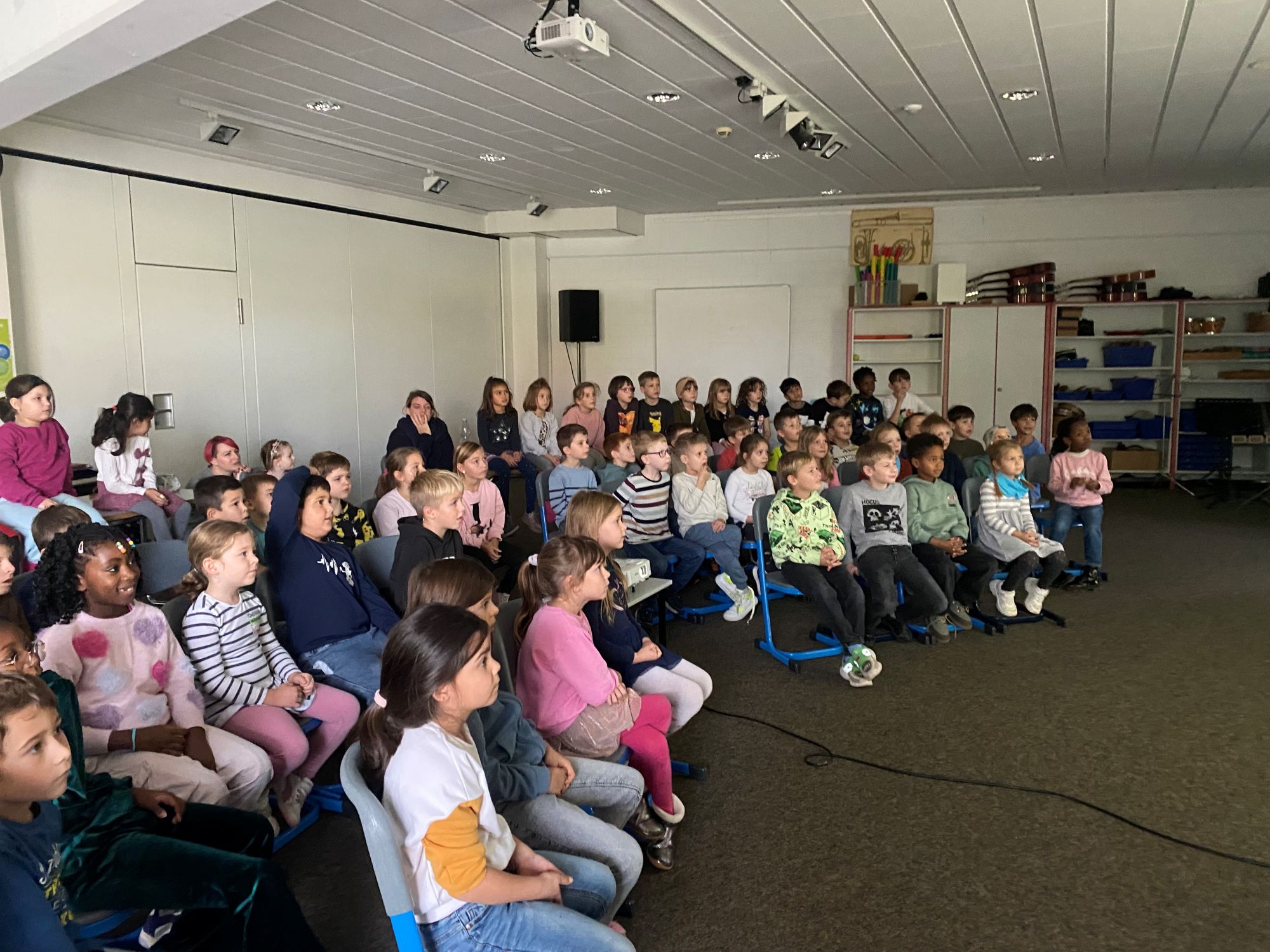 Autor Alexander Steffensmeier besucht mit „Lieselotte“ die AKS
- Bild 02