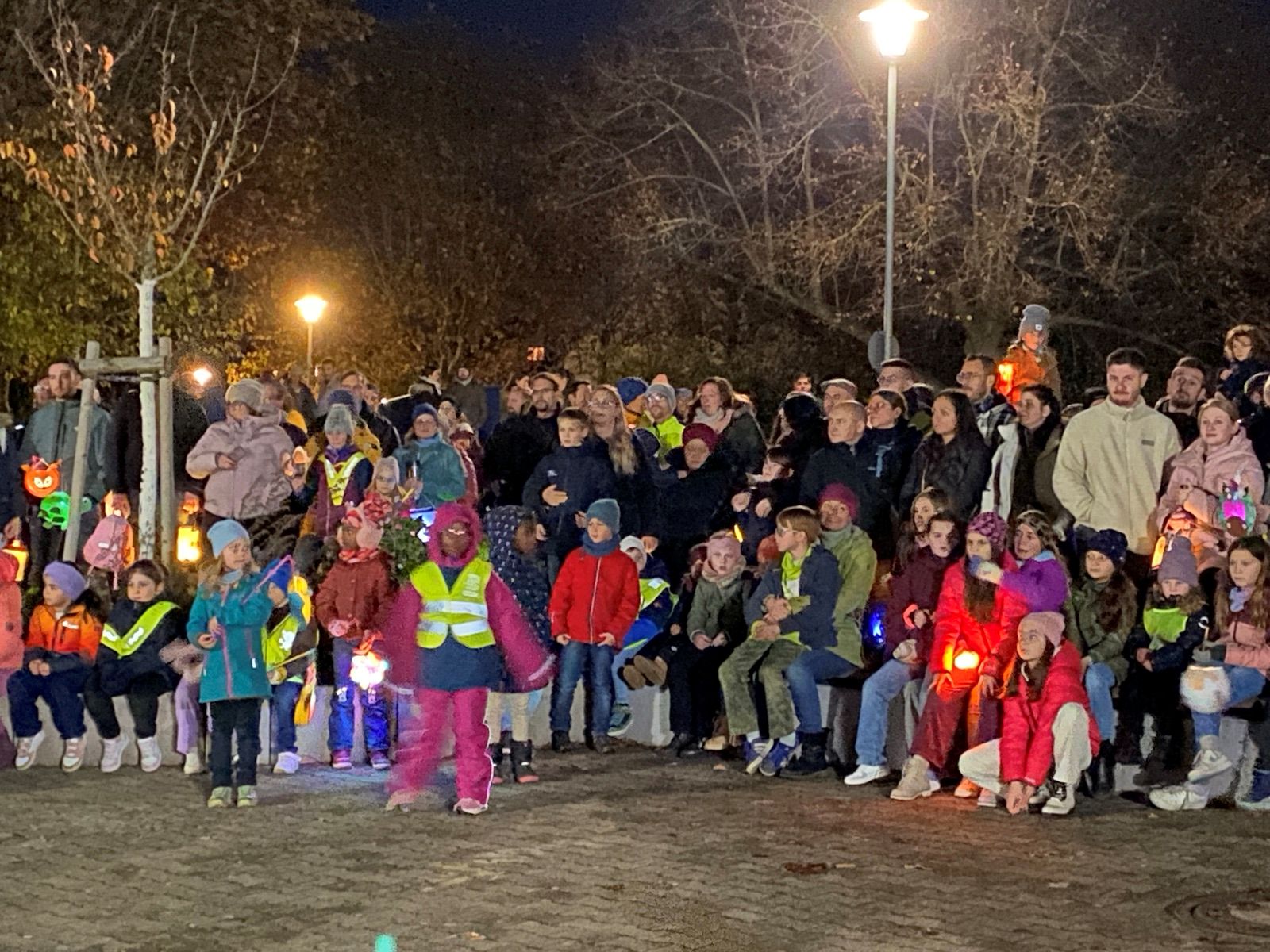 Leuchtende Laternen und Kinderaugen 
