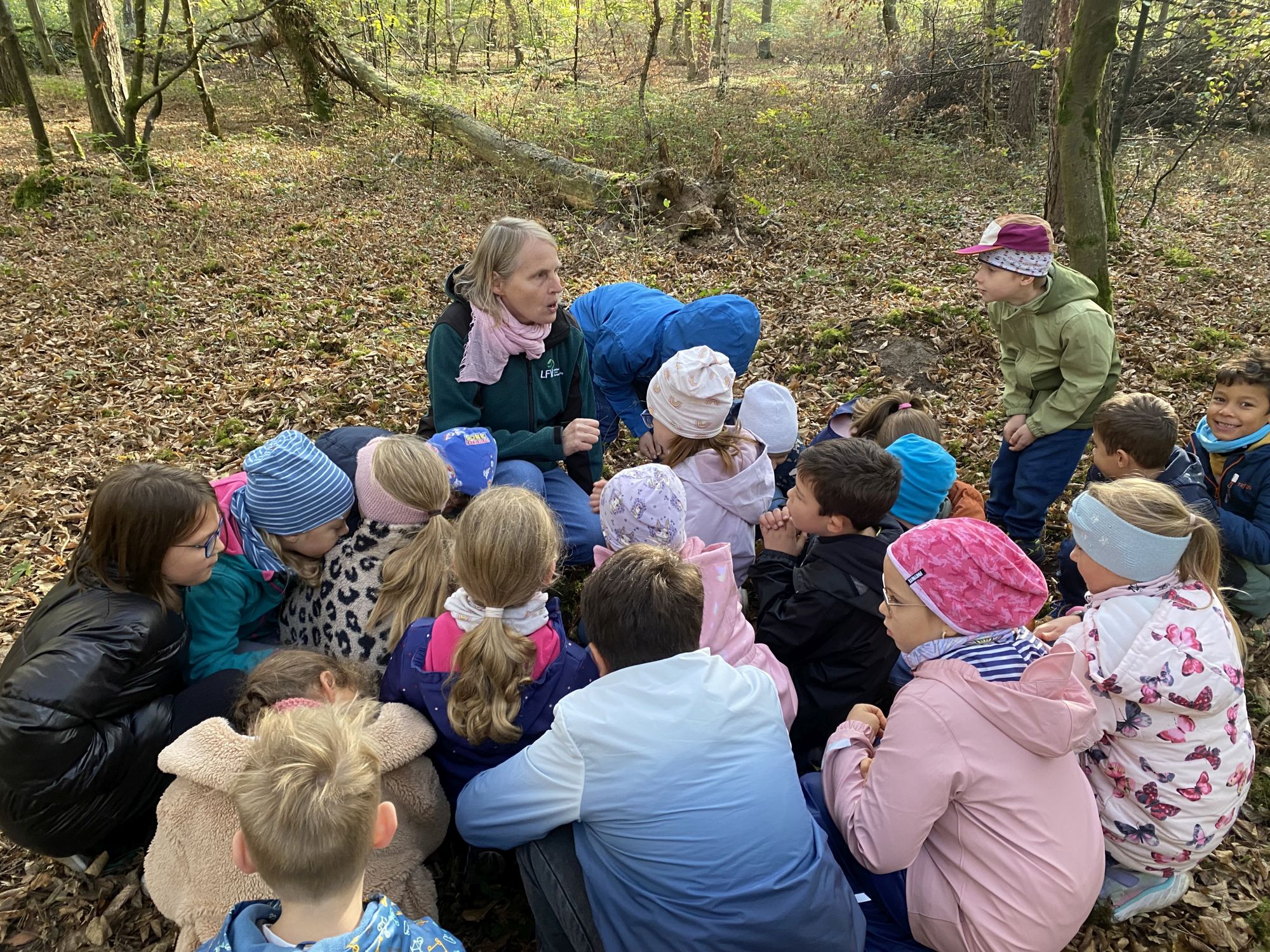 Ein spannender Waldtag der Klasse 2b - Bild 08